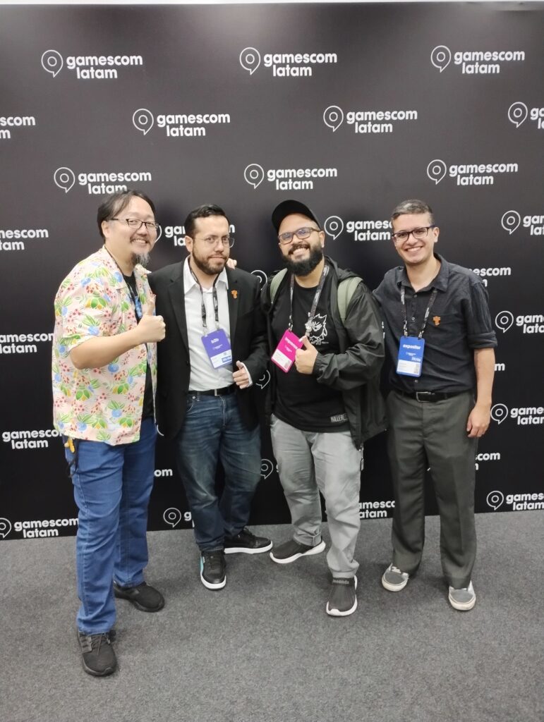 entrevista da equipe de Pokémon GO na gamescom latam. Da esquerda para a direita: Eric Araki, Alan Mandujano, Vigoru e Leonardo Wille